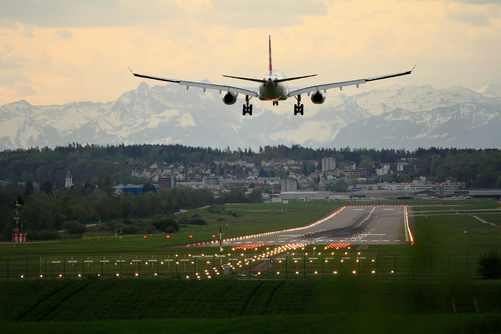 Landeanflug eines Flugzeugs – Firmenreisen und Roadshows