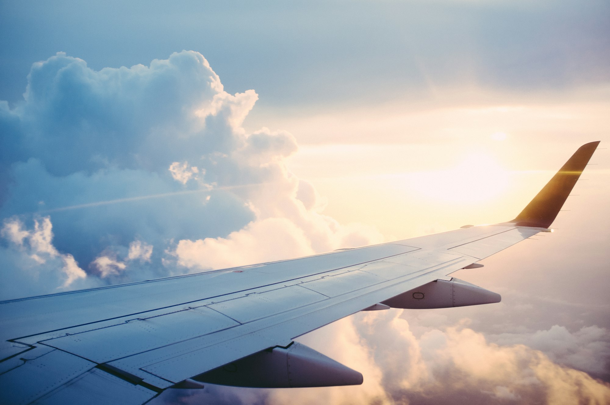 Flugzeugtragfläche über den Wolken – Geschäftsreisen für Unternehmen